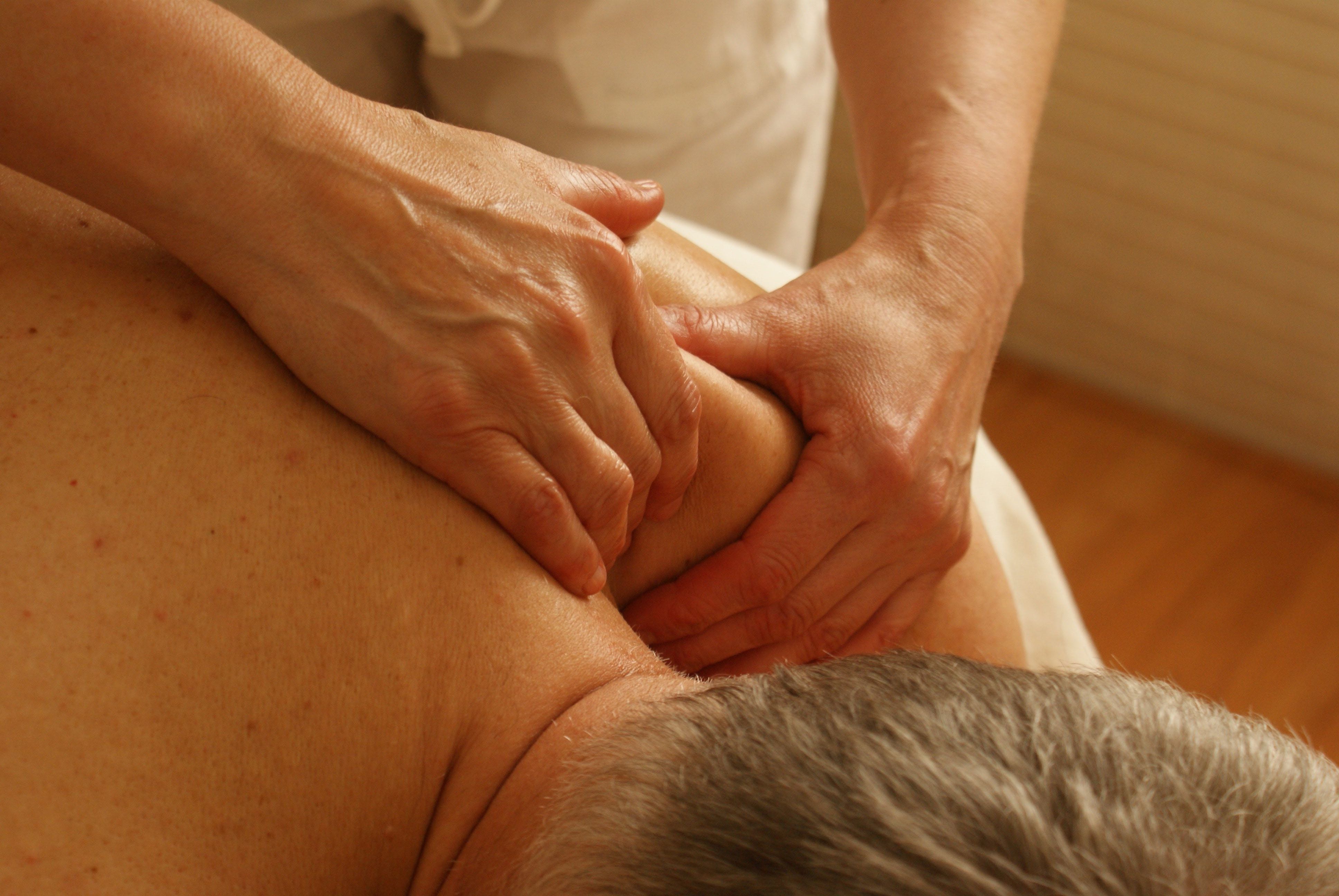 Massage händer skuldra